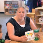 A teacher uses a timer to help children plan learning activities during Plan-Do-Review. (Photos courtesy HighScope)