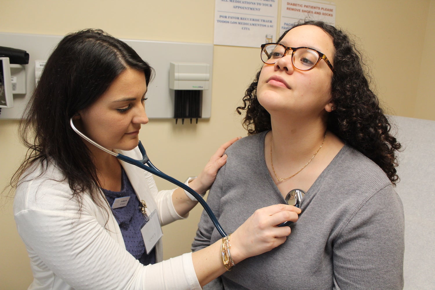 URI nurse practitioner student Carly Masse examines a patient at the RI Free Clinic.