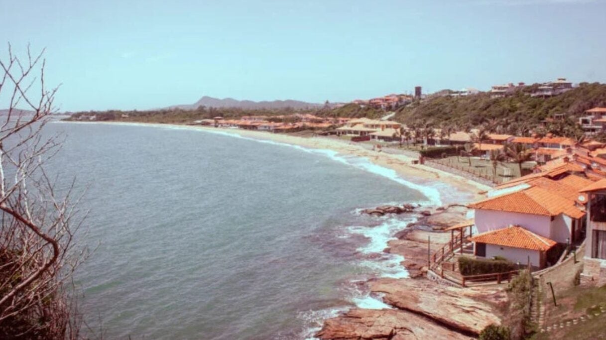 Image of coastline with houses along the shore.
