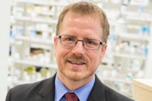 URI College of Pharmacy Clinical Professor Jeffrey Bratberg co-authored a national report requesting federal agencies simplify regulations to allow pharmacies to distribute methadone to people seeking treatment for opioid use disorder.