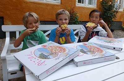 children eating pizza