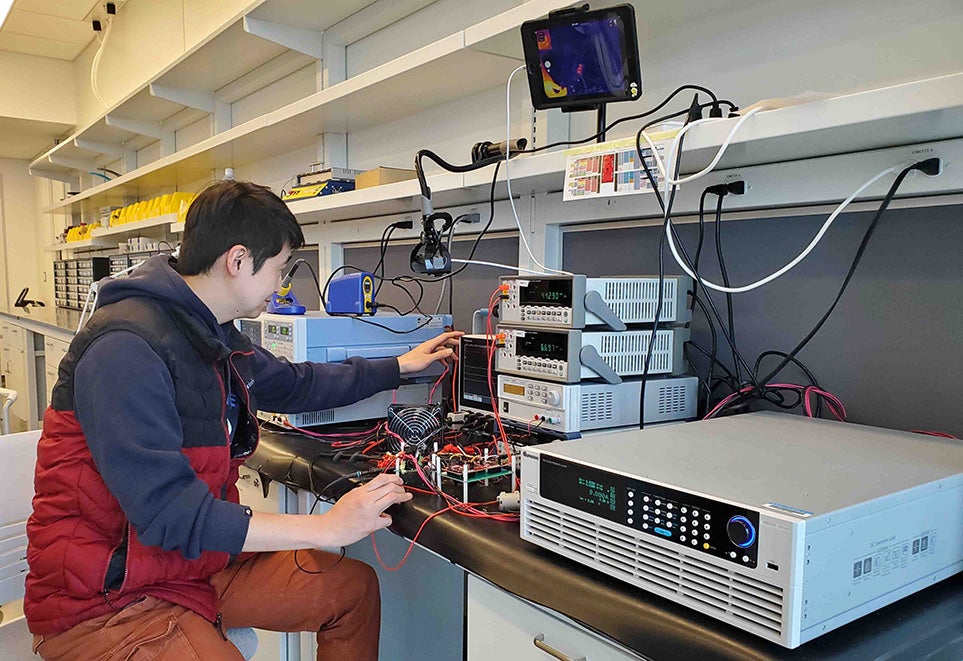 Yeonho Jeong working in the lab